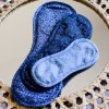 Modré odstíny biobavlněného saténu u všech velikostí menstruačních látkových vložek Bamboolik - slipové, denní, noční | Bamboolik