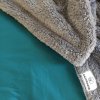 Jeder braucht eine Kuscheldecke! Unsere besteht aus einer super weichen Bambusviskose und die andere Seite ist warm und flauschig | Bamboolik