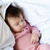Die Babyschale-Decke Snugglebundl hilft, die anfängliche Angst vor dem Umgang mit einem Neugeborenen zu verringern | Bamboolik
