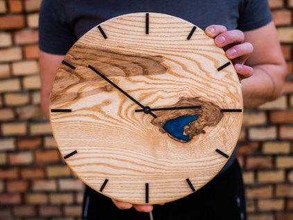 masivní dřevěné hodiny