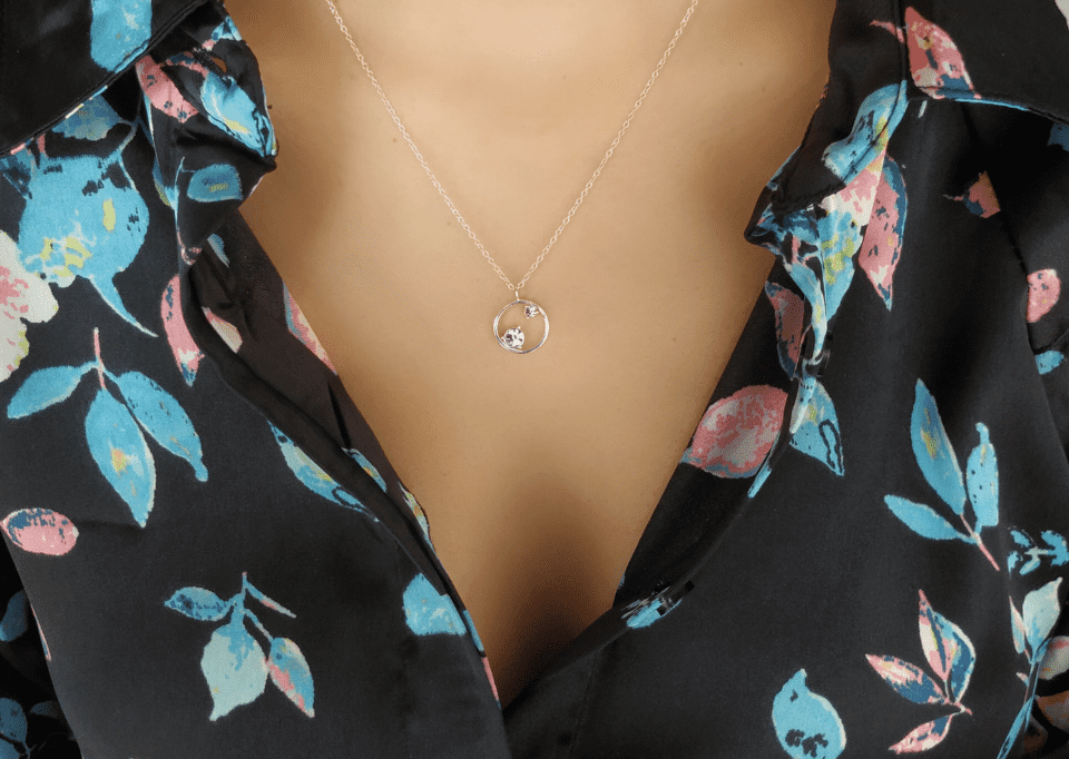 Minimalismus jde ruku v ruce s minimalistickými šperky