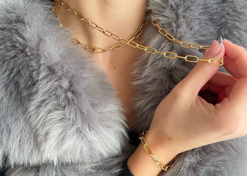 Jak stylově a originálně vrstvit různé druhy šperků