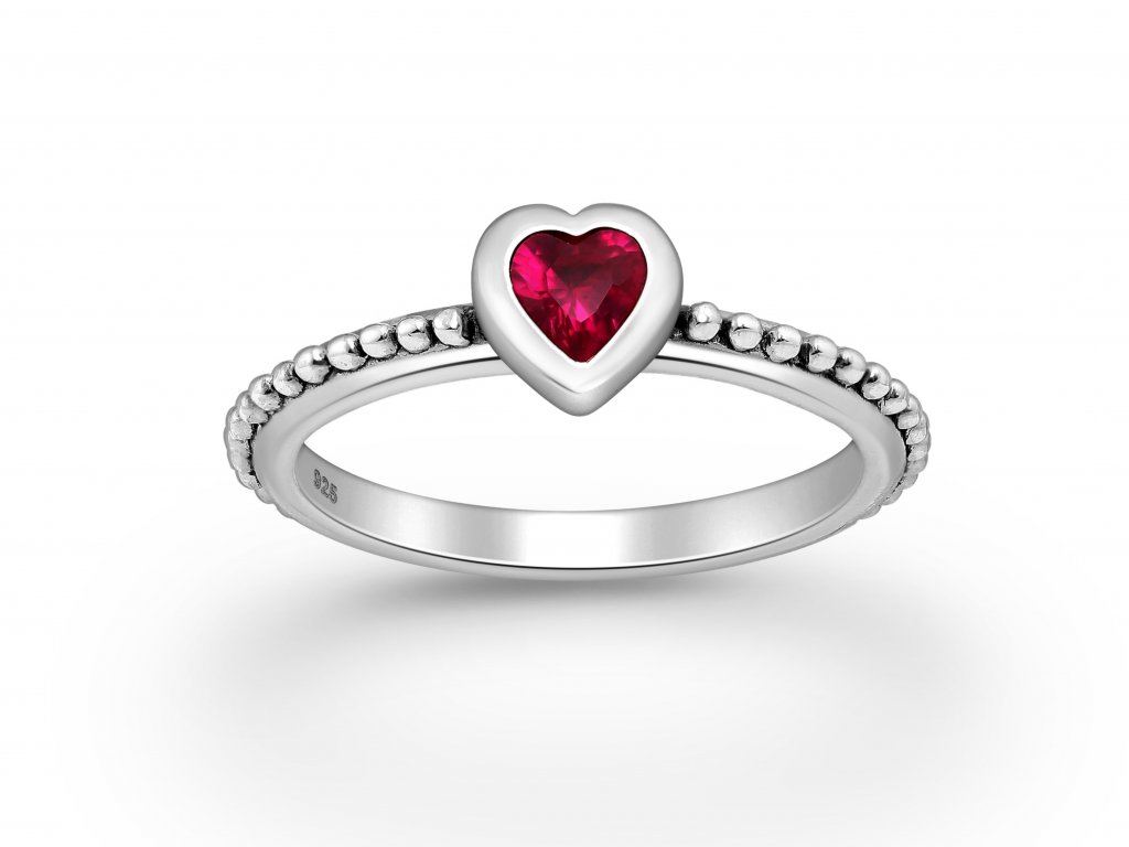 Stříbrný prsten s rubínovým srdcem