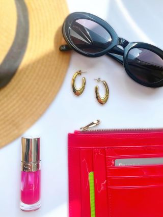 Dovolená: ON | Práce: OFF😁 Je čas na dovolenou - moře, slunce a dobrodružství. Plavky, klobouk a brýle jsou samozřejmost....