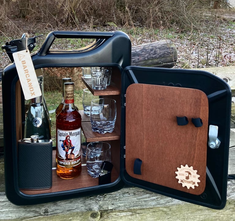 Černý kanystr bar s hnědým výdřevou