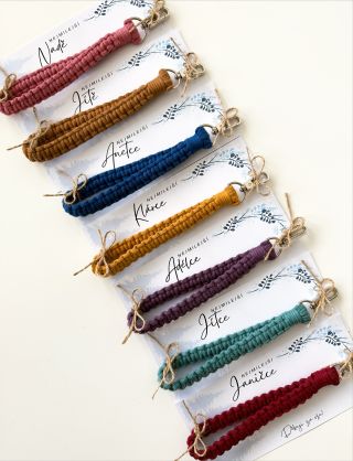 Krásná objednávka rovných klíčenek na zápěstí s děkovnými kartičkami jako dárečky pro učitelky a vychovatelky do školy a...