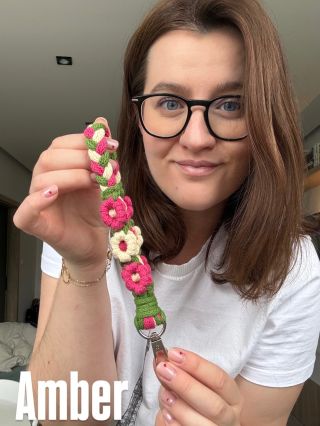 Venku sice sněží, ale já už se snažím přivolat jaro! 🌷 Proto jsem pro vás udělala těchto sedm kytičkových klíčenek, se...