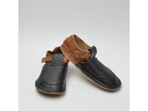 BABY BARE SHOES OUTDOOR WOOD