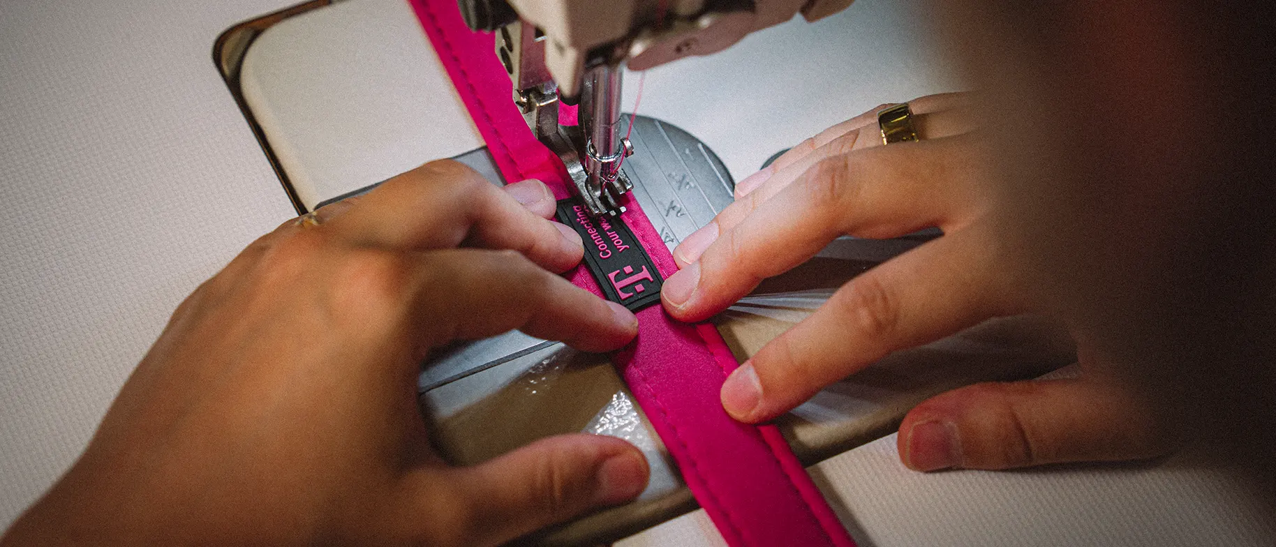 Detail přepínacího vodítka BARICO v barvě Fuchsia s brandingem T-Mobile