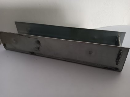 4059 drziak podhrabovej dosky 200x40 mm na hranaty stlpik ziarovo pozinkovany