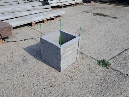 4380 vyvyseny zahon betonovy 50x50 cm vyska 50 cm vzor drevo prirodna seda