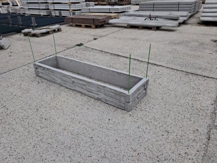 4407 3 vyvyseny zahon betonovy 200x50 cm vyska 25 cm vzor stiepany kamen prirodna seda