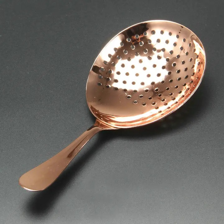 Julep strainer je barové sítko bez úchytů jedinečného tvaru. Tento strainer je vyroben z nerezové oceli.