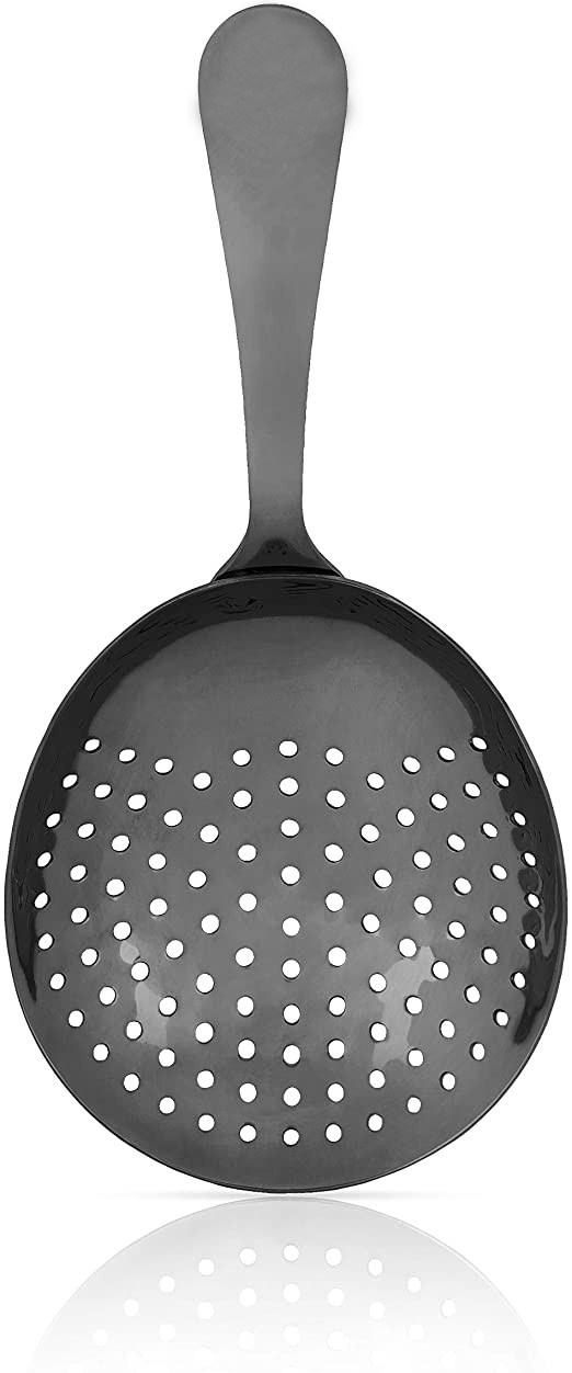 <span>Julep strainer je barové sítko bez úchytů, které lze lehce vložit do šejkru, či míchací sklenice.<br />Tento strainer je vyroben z nerezové oceli a má speciální povrch v černém lesku tzv. gunmetal</span>