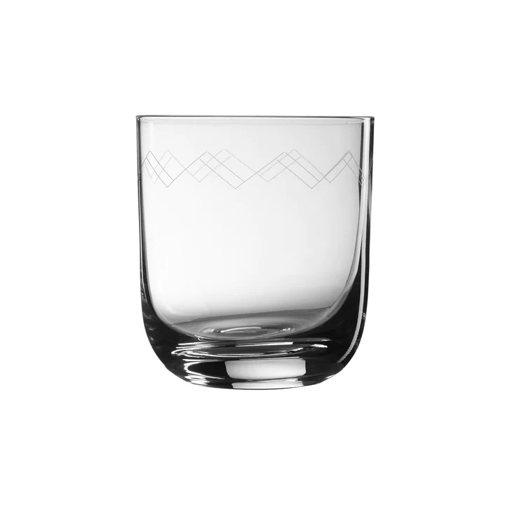 <span>Tato sklenice je využívána na whisky, tzv.single old fashioned. Dá se využít i na krátký koktejl.</span>
Sklenice je vyvinutá ve spolupráci s renomovaným mixologem Salvatore Calabresem
Sklenice je vyrobena z rémiového bezolovnatého křišťálu s obsahem 340ml.  V horní polovině má leptaný jemný cikcak vzor inspirovaný Art Deco
Baleno po 6 kusech
Uvedená cena za 1ks
Prodáváme i po jednom kusu