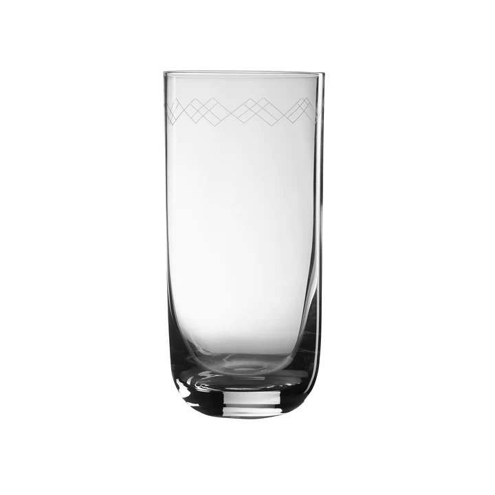 Elegantní sklenice <span>tzv. Highball krásně předvede jakýkoli nápoj, od sofistikovaných koktejlů až po speciální nealkoholické možnosti.</span>
Sklenice je vyvinutá ve spolupráci s renomovaným mixologem Salvatore Calabresem
Sklenice je vyrobena z rémiového bezolovnatého křišťálu s obsahem 370ml.  V horní polovině má leptaný jemný cikcak vzor inspirovaný Art Deco
Baleno po 6 kusech
Uvedená cena za 1ks
Prodáváme i po jednom kusu