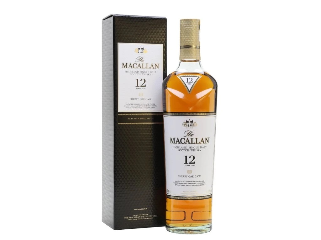 The Macallan není jen značka, je to legenda. Každá kapka této whisky je výsledkem desetiletí mistrovského umění, nekompromisního důrazu na kvalitu a tradice, která ctí původní způsoby výroby. The Macallan Sherry Oak 12y je hrdým členem této rodiny a představuje vrcholnou kombinaci elegance, hloubky a komplexnosti chutí.
Tato whisky zraje celých 12 let v pečlivě vybraných dubových sudech, které byly dříve naplněny španělským sherry. Právě tyto sudy dávají whisky její jedinečný charakter – bohaté tóny sušeného ovoce, sladkost sherry a jemný dotek dubového dřeva.