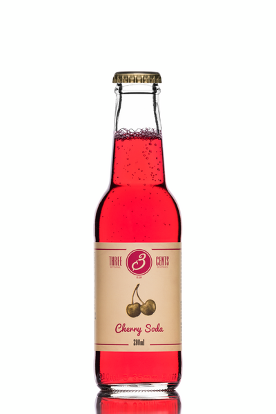 Three cents sherry soda je přirozeně ochucený nápoj vyrobený ze sycené vody a divoké třešně.
Cherry soda vrací nostalgickou přitažlivost vintage nabídky v soda barech z 30. let.
Podmanivým vzácným mandlovým aroma jader a květinovými a ovocnými tóny divoké třešně dodali komplexní chutě ovoce v jedinečném sodovém nápoji.
 
 