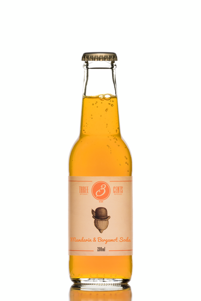 Three Cents Mandarin & Bergamot soda je svěžest a komplexnost nejunikátnějších středomořských citrusů. Kombinace osvěžující chutě a vůně aromatického bergamotu a pikantní mandarinky spolu s dalšími aromatickými ingrediencemi a sycenou vodou.