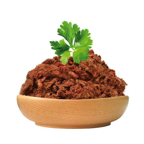 Dřevěná miska s porcí syrového mletého masa ozdobeného petrželí – přírodní krmivo pro psy.