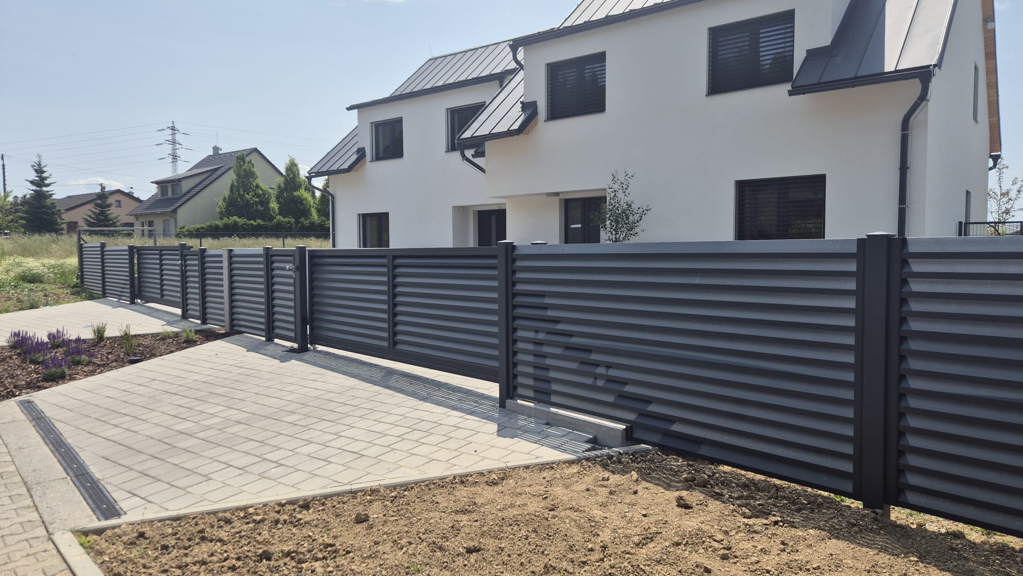 Hliníkové lamely: Inovativní řešení pro vjezdové brány a plotové výplně