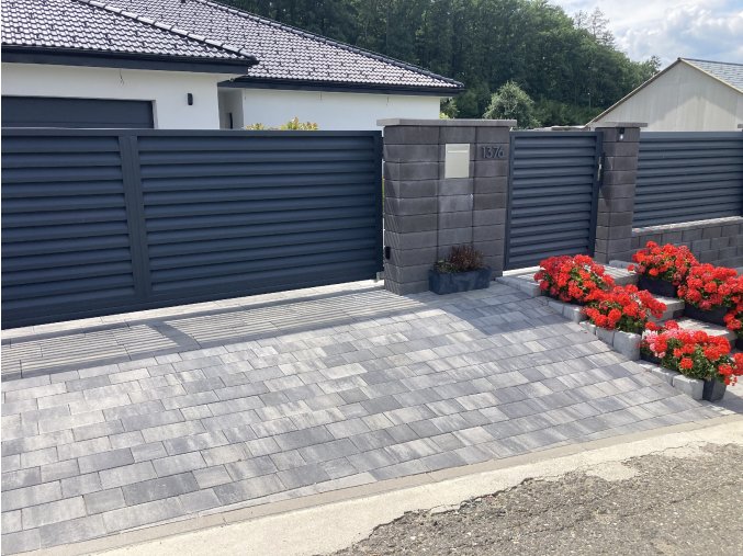 Brána samonosná s hliníkovou výplní typ O2 žaluzie lamela 113 pro průjezd šířky 4000 mm x výška 1000 mm v odstínu Ral  7016 antracit