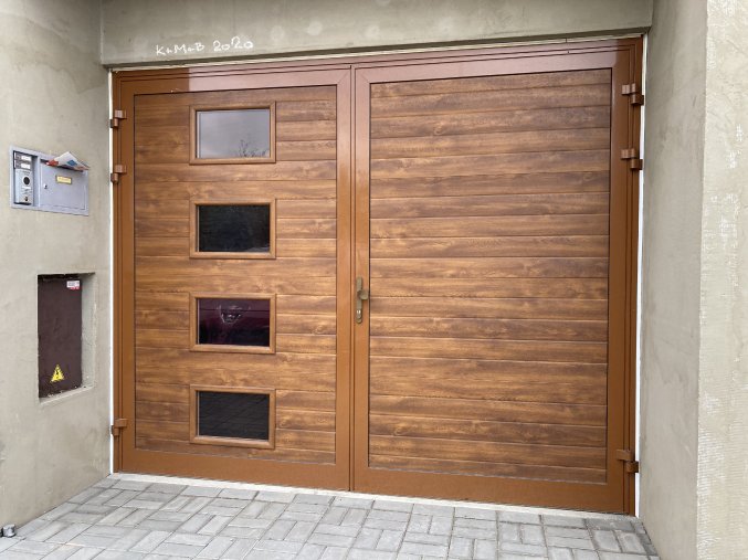 Dvoukřídlá prosklená hliníková garážová vrata Kružík rozměr šířka 2500x2150 dřevodekory woodgrain zateplená STANDART PLUS