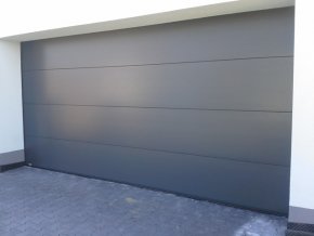 Akce Kružík PLUS 2750 x 2000 a 2750 x 2125 garážová sekční vrata dekor hladký panel+ stropní pohon vrata dekor bílá RAL 9010 hladký a RAL 7016  (Barva Ral 9010 bílá, RAL 7016 antracit HLADKÝ)