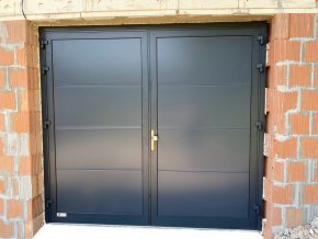 Dvoukřídlá hliníková garážová vrata Kružík hladký panel RAL 7016 šířky 2375 a výšky 2000 mm.