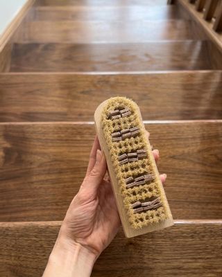 Detaily tvoří dokonalost ✨. Náš kartáč s vloženou kůží je navržený speciálně pro finální leštění voskovaných povrchů. Kůže...
