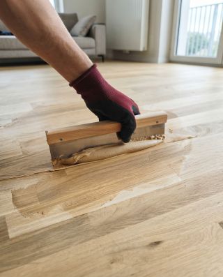 Co nejlépe zamaskuje spáru v dřevěné podlaze? 👉 Materiál ze stejné podlahy. Jemný prach vzniklý při broušení smícháme s...