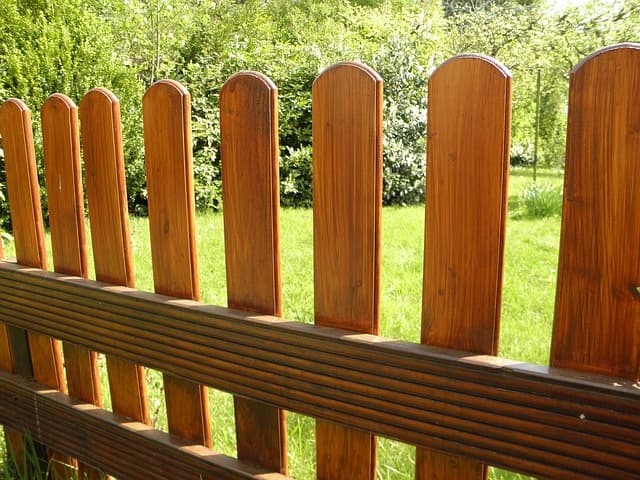 Jak postavit dřevěný plot svépomocí?