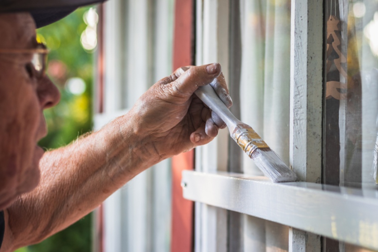 Sluníčkem ošlehaná dřevěná okna a okenice zachrání kvalitní nátěr