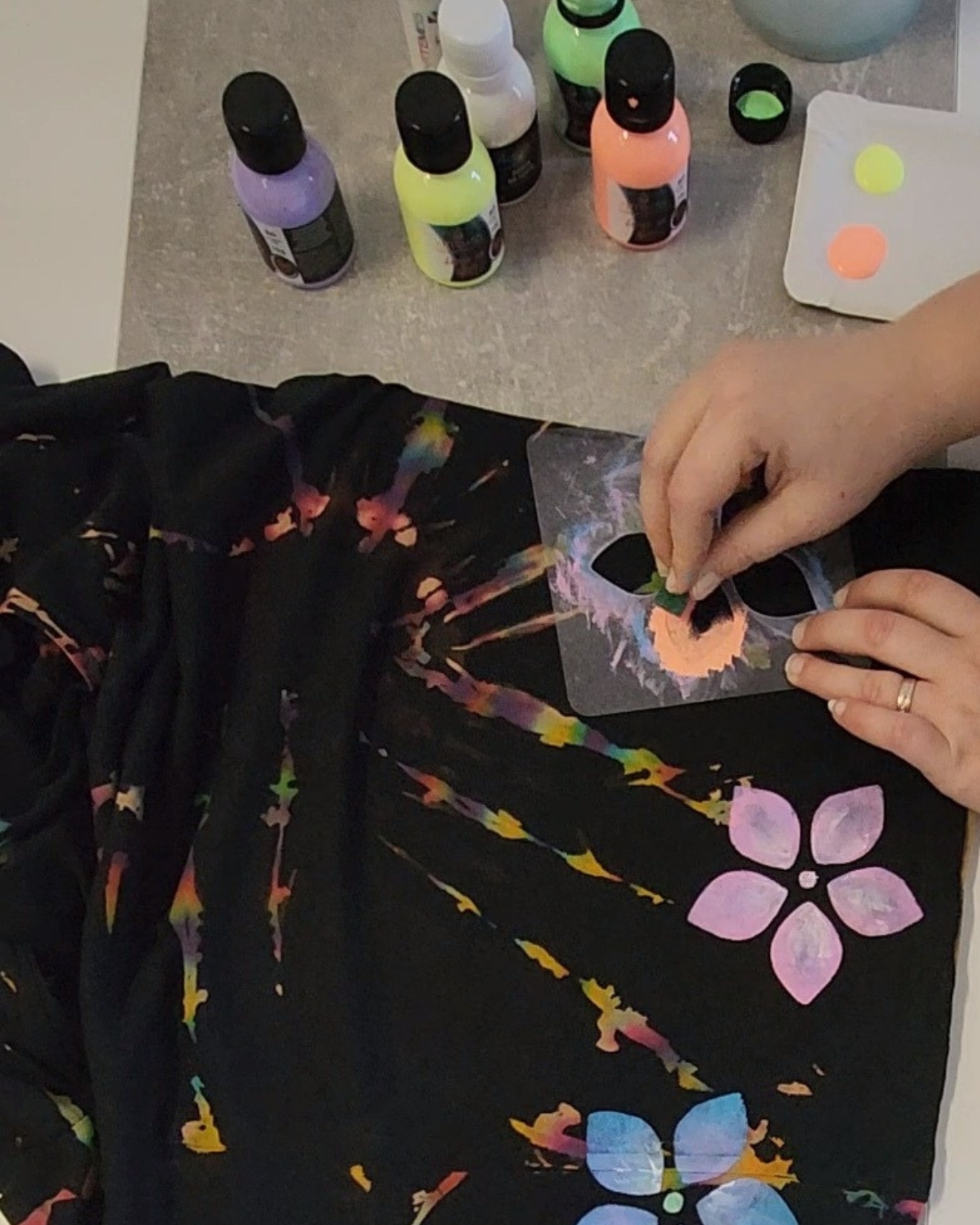 Jak použít batikovací barvu na tmavé tričku.