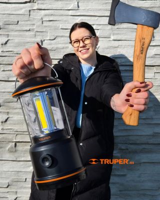 Svetlo v jednej ruke, sila v druhej 💪 V divočine prežijete 😁 . . . . . . ....