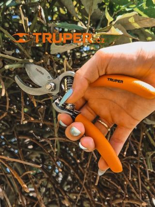 ✂️ Jedny nestačia… ktoré si vyberieš ty? 😏🌿 Na prvý pohľad podobné, ale každý typ záhradných nožníc má svoj účel. Od...