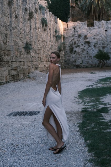 lněné šaty s holými zády