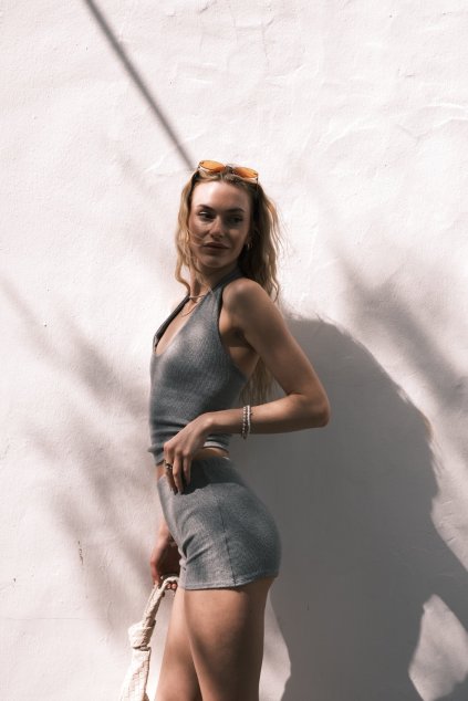 halter neck top a šortky mini