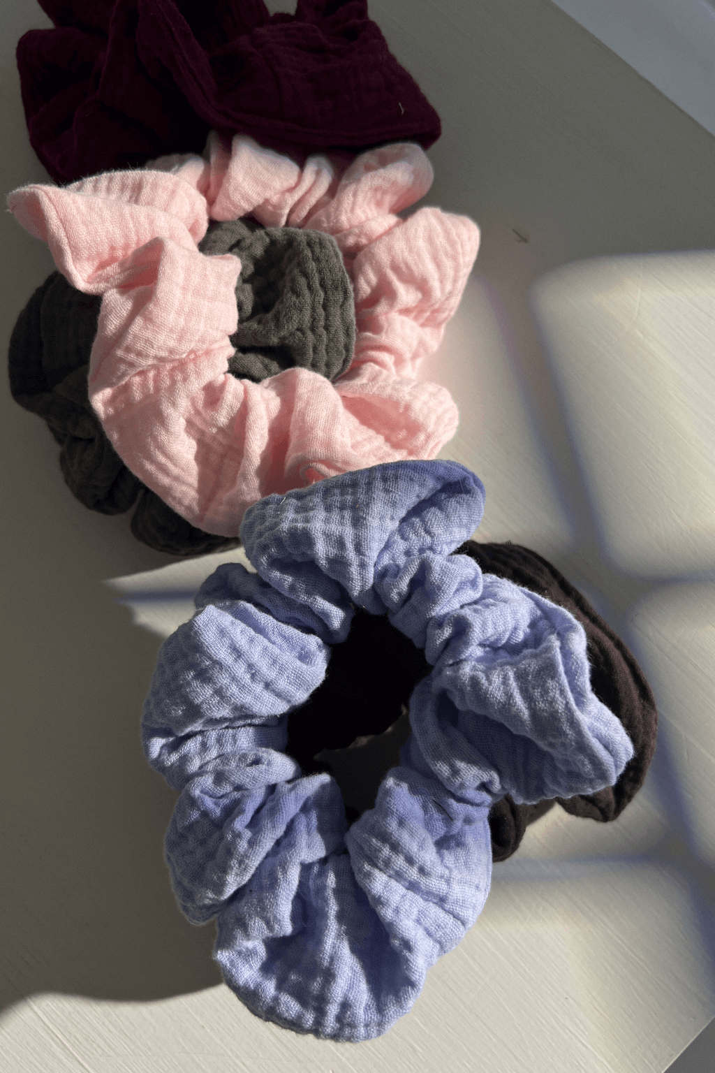 Scrunchie gumička z mušelínu široká Modrá