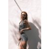 halter neck top a šortky mini