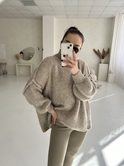 Oversize svetr s výraznými švy - taupe - basicstore.cz