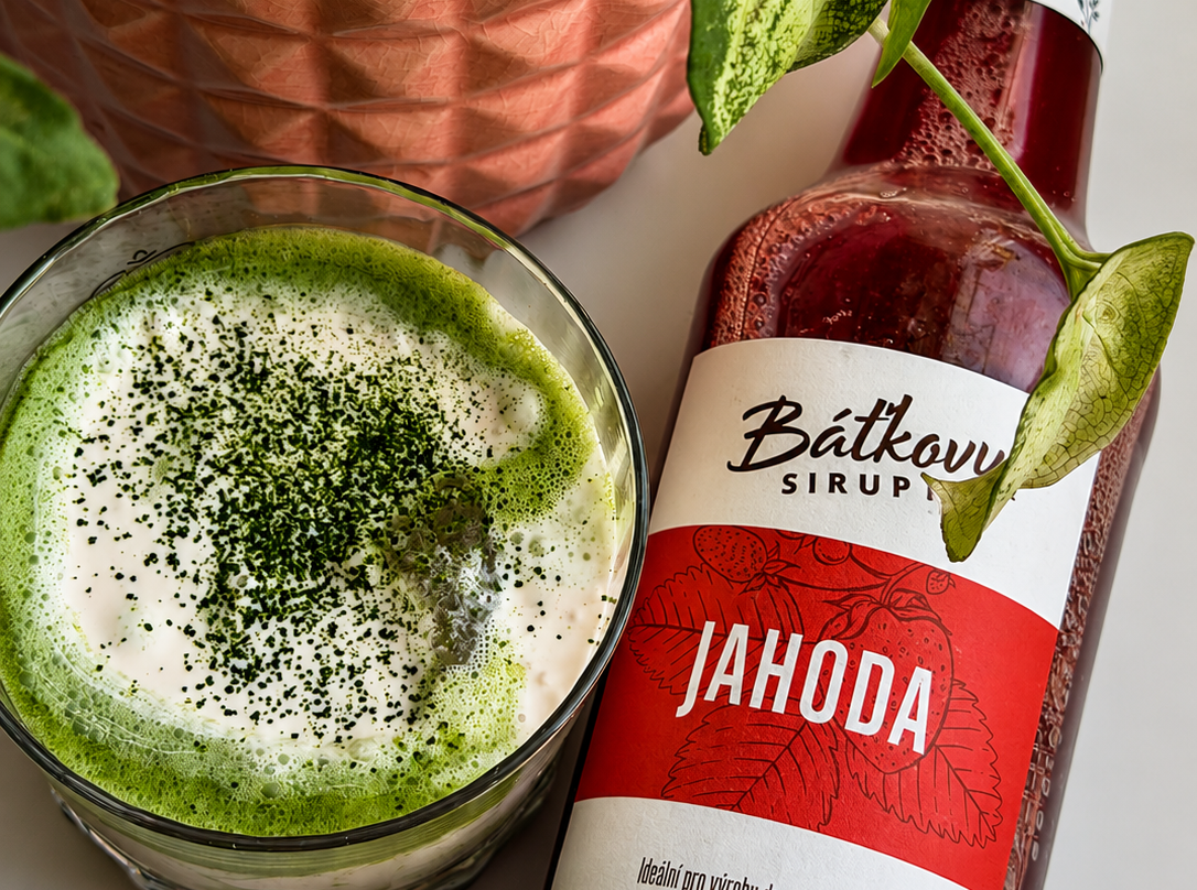 Jahodová cold foam matcha