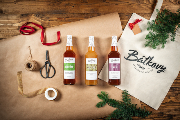 Ako zabaliť fľašu sirupu pod stromček?