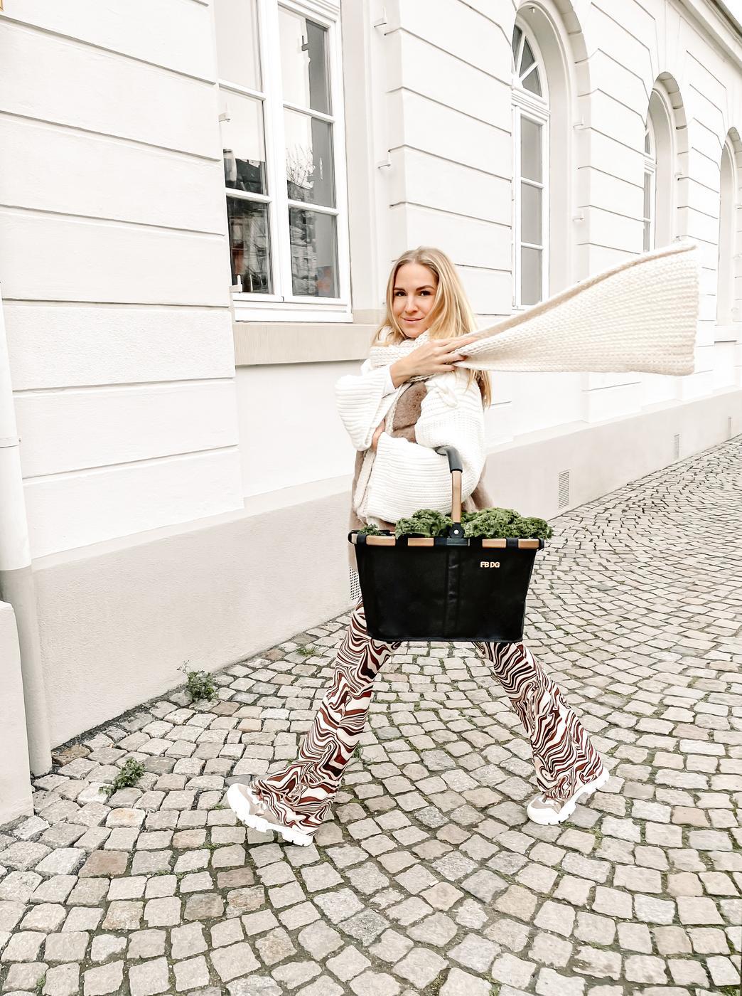 BK7041_carrybag-frame_gold-black_reisenthel_RGB-Master_SoMe_01