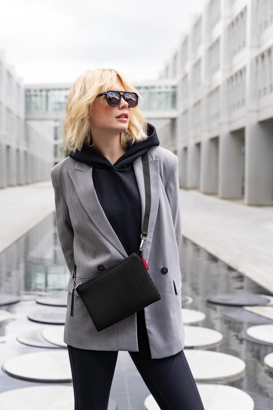 GK7082_extralite-case-1_mesh-black_reisenthel_RGB-Master_PE_04