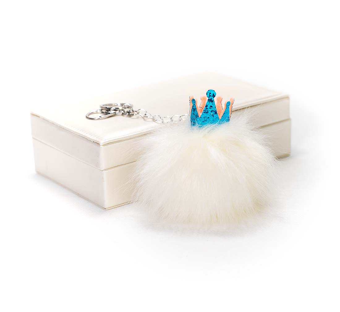 E-shop Littletinka Handmade prívesok na kabelku pom pom Princess collection - biely s modrou korunkou