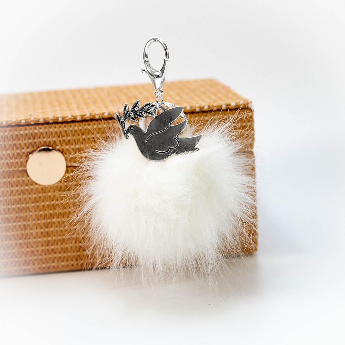 E-shop Littletinka Handmade prívesok na kabelku pom pom - biely s holubicou mieru