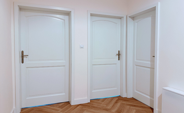 Bílé dveře a Dubová podlaha