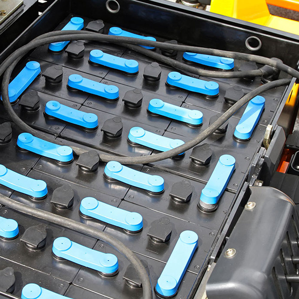 Doplňovat průmyslovou trakční baterie před nabitím, nebo po nabití?