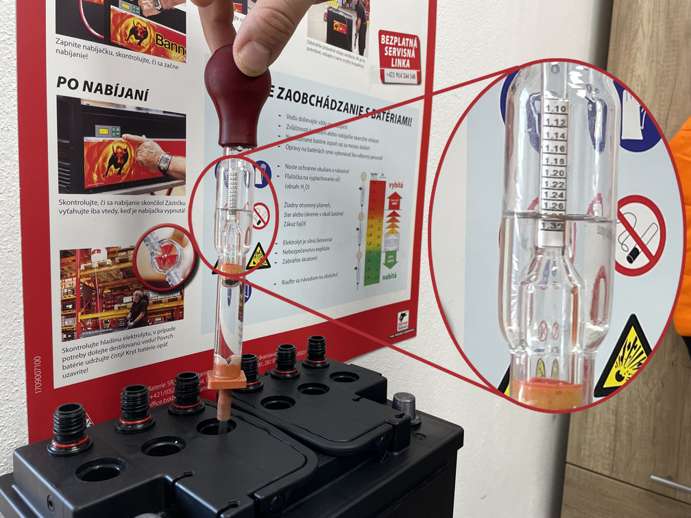 kontrola-hustoty-elektrolytu-v-baterii-s-tekutym-elektrolytom